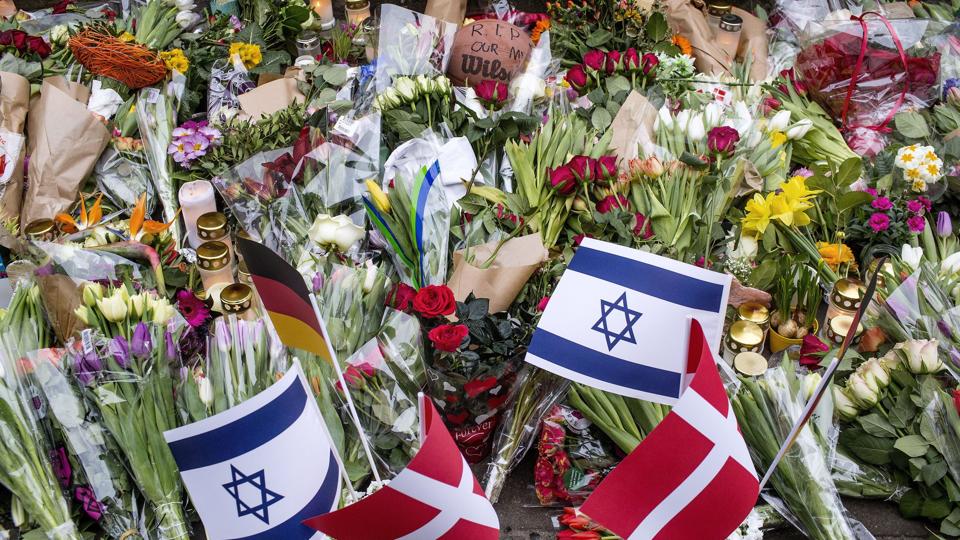 Blomster og flag foran Synagogen i Krystalgade. Foto: Bax Lindhardt/Scanpix <i>Scanpix Denmark</i>
