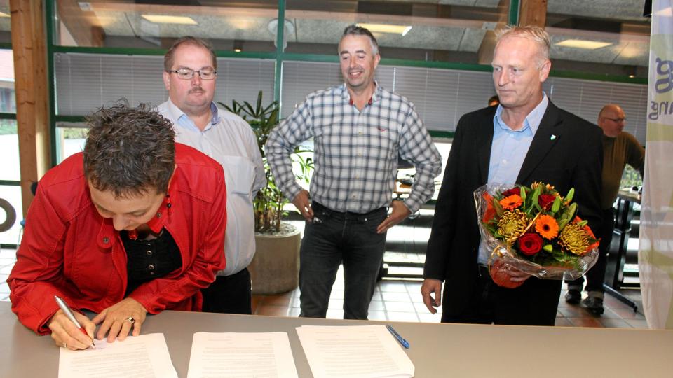 Fredag satte LO-formand Anna Kirsten Olesen (i rød jakke) og beskæftigelseschef Jannie Knudsen (ikke på billedet) deres underskrift på, at de forpligter sig til at hjælpe borgerne bedst muligt. Foto: Flemming Dahl Jensen