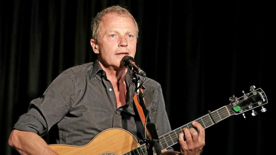 Sangeren og guitaristen Anders Dohn har gennem de seneste ti år ved adskillige koncerter markeret sig som en fin fortolker af Leonard Cohens sange. 26. februar giver han koncert på Morsø Folkebibliotek sammen med kontrabassisten Carl-Johan Rosenberg.
