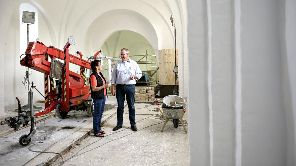 Fem års forarbejde i menighedsrådet er endelig ved at blive til virkelighed inde i den gamle middelalderkirke i Blenstrup, glæder den tidligere og nuværende formand sig over, henholdsvis Helga Wulff og Kjeld Juhl Nielsen. Foto: Claus Søndberg