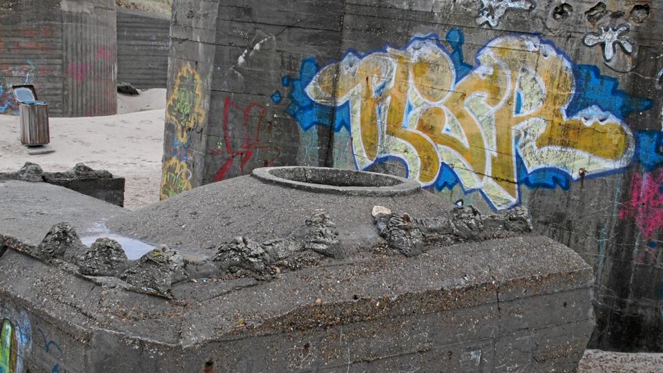 Der er allerede en del beton på stranden ved Trøjborg, og skeptikere mener ikke, at der er grund til at lægge mere beton ud på den ubrudte kyststrækning mellem Ørhage og Trøjborg som der lægges op til i et projekt til en vej, der skal løse trafikproblemer ved Ørhage.Arkivfoto: Villy Dall