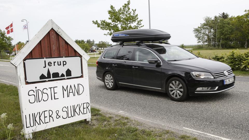 Jerup Skole og Elling Skole lukker til sommerferien, og personalet fra de to skoler er med i den store kabale om hvem der skal arbejde hvor fra næste skoleår. I Jerup gav beslutningen om lukningen af skolen sig udtryk i dette galgenhumoristiske skilt.Arkivfoto: Peter Broen