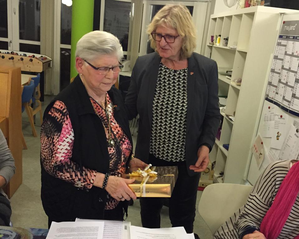 Lokalafdelingens nye formand Irene Hjortshøj takker Rita Paaske for hendes store indsats for Sind igennem mere end 32 år. Privatfoto