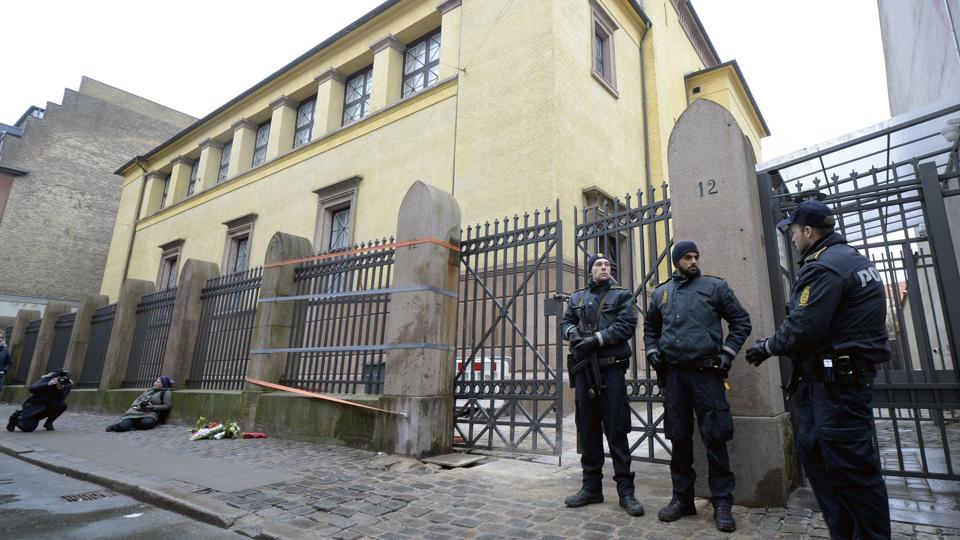 Politi på vagt foran synagogen i Krystalgade søndag. Foto: Scanpix <i>Scanpix Denmark</i>