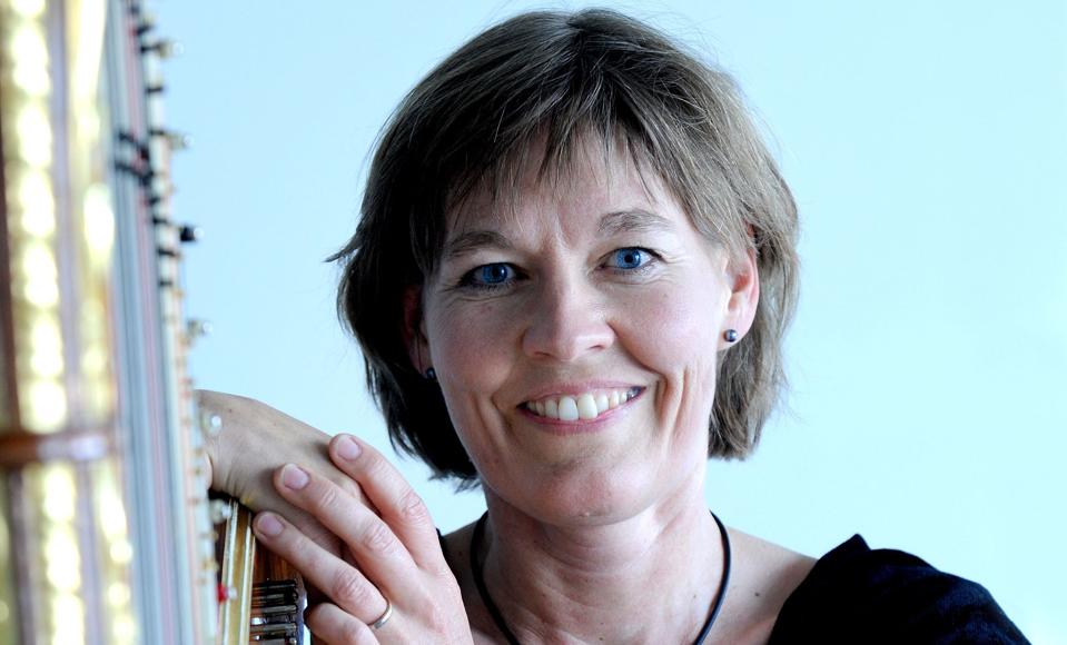 Mette Nielsen spiller en halv times solomusik i Kedelhallen
