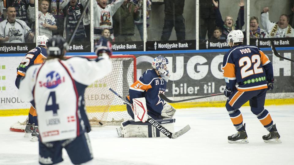 Lasse Lassen - i forgrunden - blev dobbelt målscorer for Frederikshavn White Hawks. Foto: Peter Broen