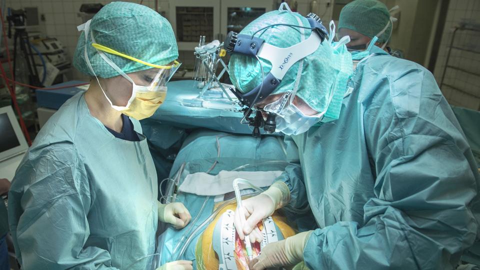 Hjertekirurgerne på Aalborg Universitetshospital - her ledende overlæge Jens Grønlund (th) - er lige så dygtige til at operere som kollegerne på landets tre øvrige hjertecentre. Til gengæld lykkes efterbehandlingen ikke altid lige godt, hvilket resulterer i en overdødelighed blandt nordjyske hjertepatienter. Det skal der nu rådes bod på med oprettelse af Dansk Center for Ulighed i Sundhed. Arkivfoto: Thomas Vinther