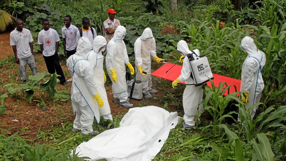 Kailahun Town i Sierra Leone i juli i år. Den dødelige Ebola-virus hærger og Røde Kors begraver ofrene. Foto: Røde Kors. <i>Katherine Mueller, IFRC</i>