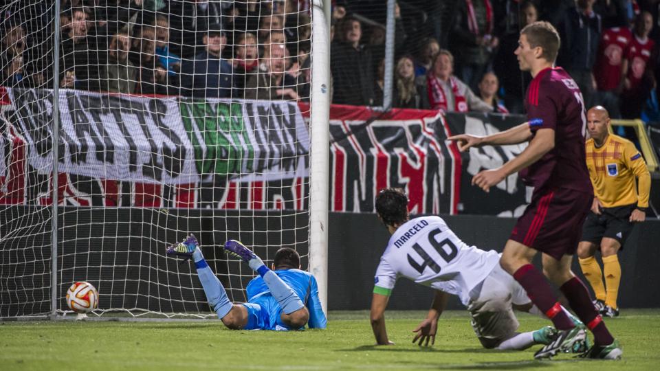 Jo flere tilskuere, der støtter op om Nicklas Helenius og holdkammeraterne, jo flere penge ryger der i kassen til et godt nordjysk formål. Foto: Martin Damgård