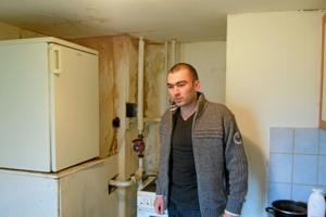 Underbetalt rumæner boede i værelse i en lade