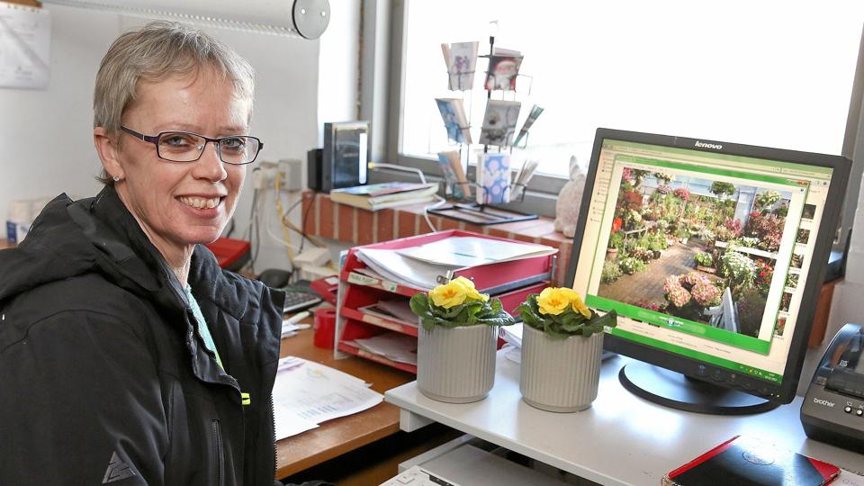 Helen Olesen håber, at Nykøbing Plantehandel, som hun driver sammen med sin svigerinde, har en webshop klar til 1. marts. Foto: Ole Geerthsen