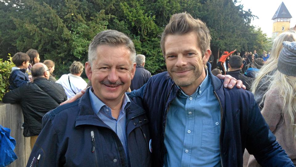 Thomas Bense fra ”Cool Car Race” og formanden for ”Familier med kræftramte børn, Kurt Hansen, ved offentliggørelsen af donationen i Zoo i København. Privatfoto