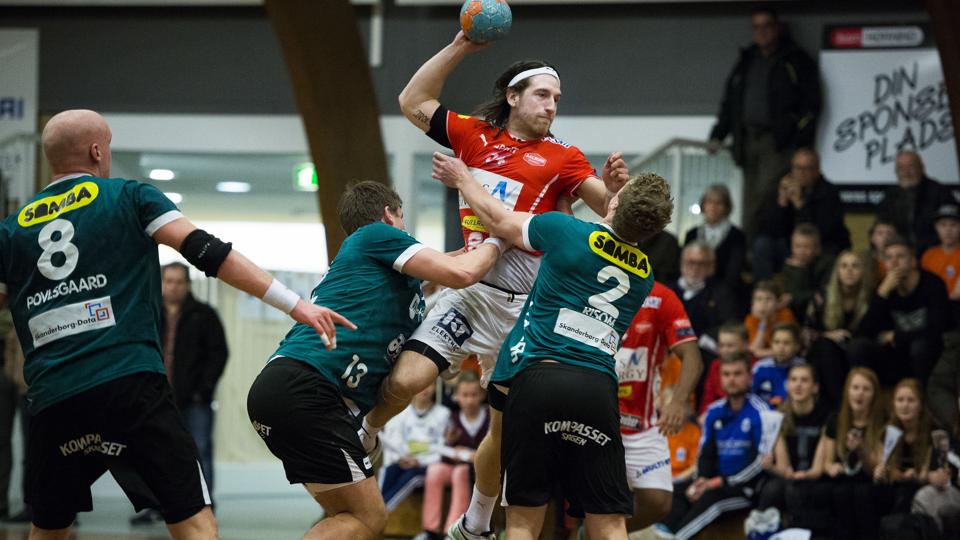 Marcus Mørk ses her i en af sine sjældne kampe for Aalborg Håndbold. Nu er der håb om, at han kan blive værdifuld i slutspillet. Arkivfoto: Henrik Bo <i>Foto: Henrik Bo</i>
