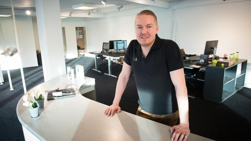 Klaus Hvidtfeldt Larsen flytter sin forretning til Jernbanevej og slår dørene op om to uger. Foto: Bo Lehm