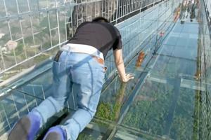 Video: Kom med over glasbroen - 180 meter over jorden
