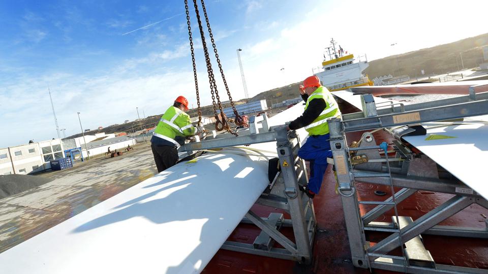 Der gøres klar til at få møllerne løftet ind på landjorden. Foto: Ole Iversen