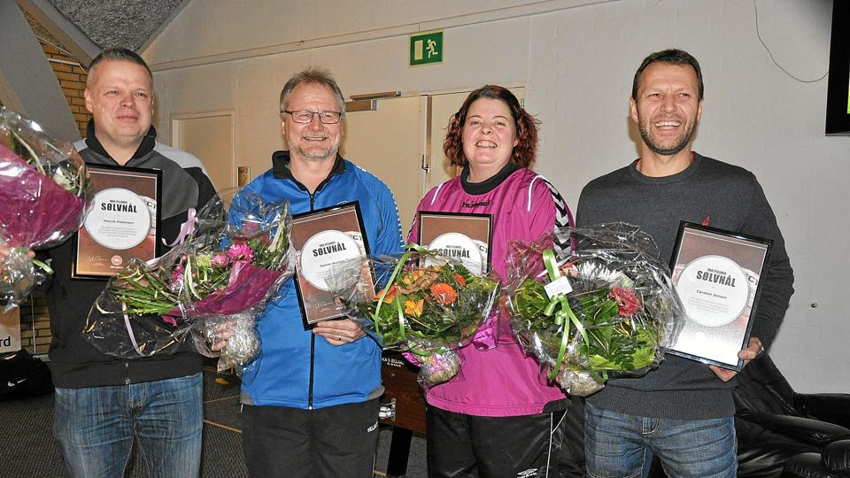 Fire af de fem modtagere af DBU’s sølvnål: Henrik Pedersen, Tommi Nielsen, Helle Pedersen og Carsten Jensen. Privatfoto <i>Privat</i>