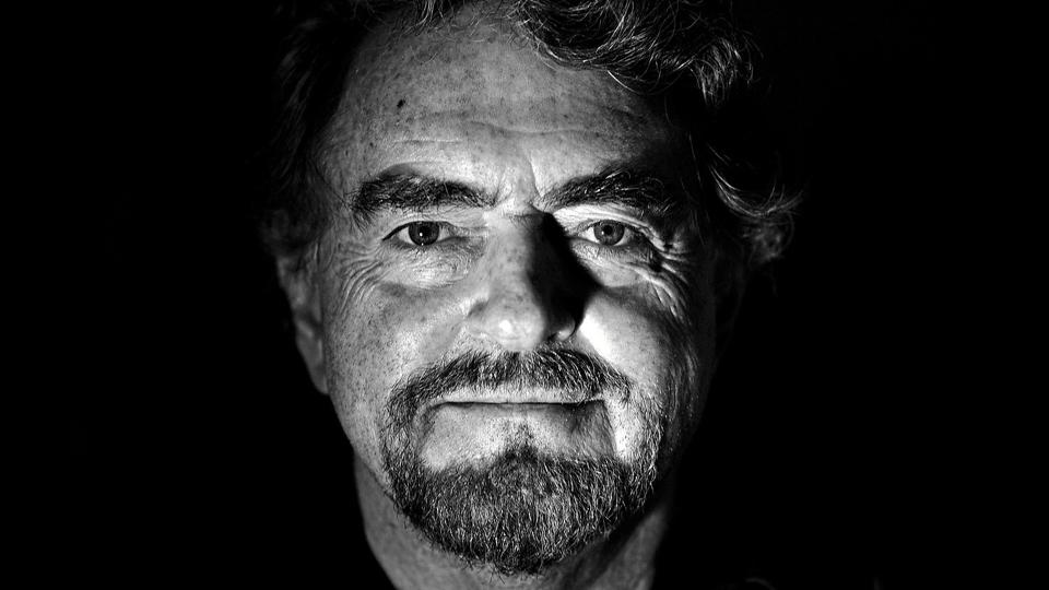 Erik Clausen er en mand med meninger og humor. Det demonstrer han til fulde til sit talkshow "Fra den ene hjernehalvdel til den anden" på Trekanten. Foto: Frederik Alken <i>Frederik Alken</i>