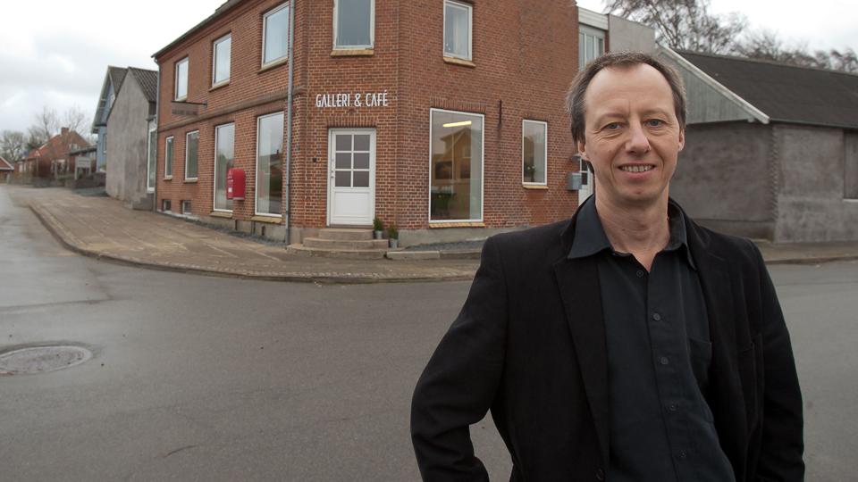 Gallerist Lars Mathiesen har valgt at sætte Galleri Salling i Hjerk til salg, Salget sker, fordi hans kone har fået konstateret en kronisk sygdom, der på sigt vil gøre det umuligt for hende at bo i et hus med tre etager. Arkivfoto: Poul Erik Bilstrup
