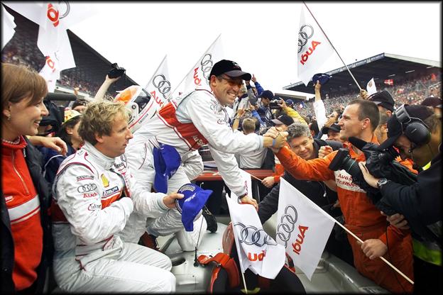 Tom Kristensen fejrer Le-mandssejren i 2001, som han vandt sammen med Frank Biela og Emmanuele Pirro - som han også vandt med i 2000 og 2002. <i>Foto: Claus Søndberg</i>