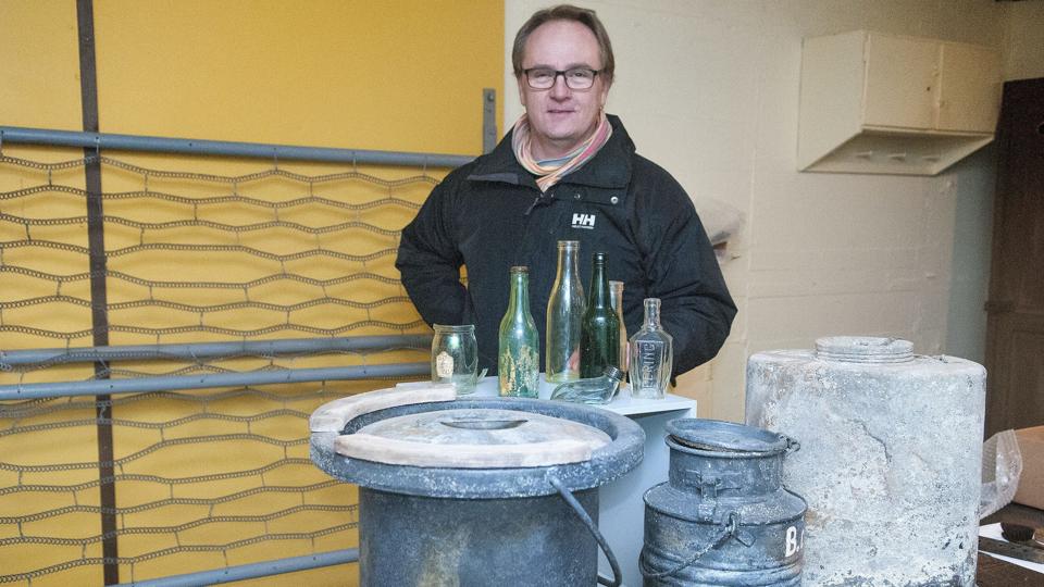 Da bunkeren i Houvig blev åbnet i 2008 var indholdet i den stor set intakt som da den blev forladt i 1945. I forgrunden til venstre lokumsspanden, i midten en vandspand og til højre madspanden - foruden en masse andre dagligdags genstande.Foto: Jens Fogh Andersen