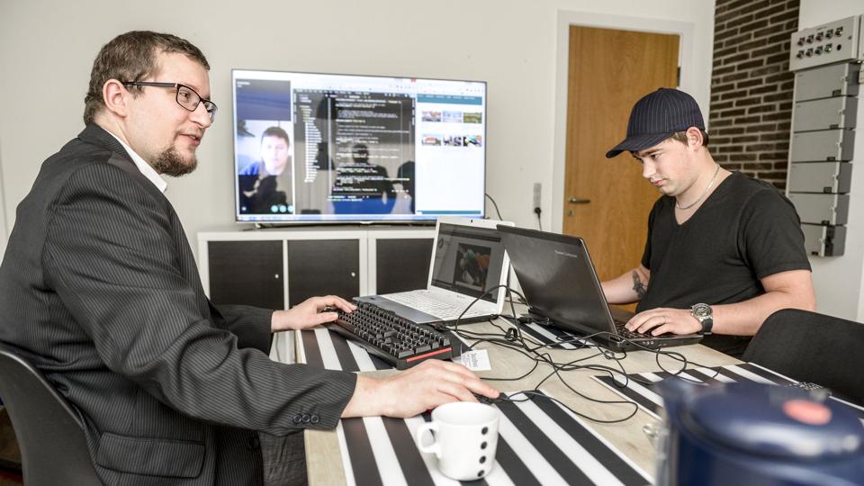 Stephan Grooss og Benjamin Christensen er uddannede datamatikere. De arbejder i Tranum og planlægger at flytte til byen.