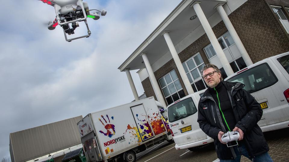 Henrik Bo med dronen, som fremover skal lave skarpe billeder og video til nordjyderne. Foto: Martin Wendel Damgård