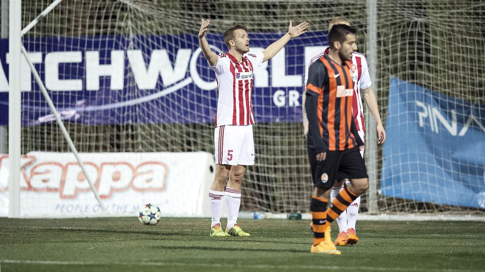 Kenneth Emil Petersen ærgrer sig over en Shakhtar-scoring. Foto: Lars Pauli <i>Lars Pauli</i>