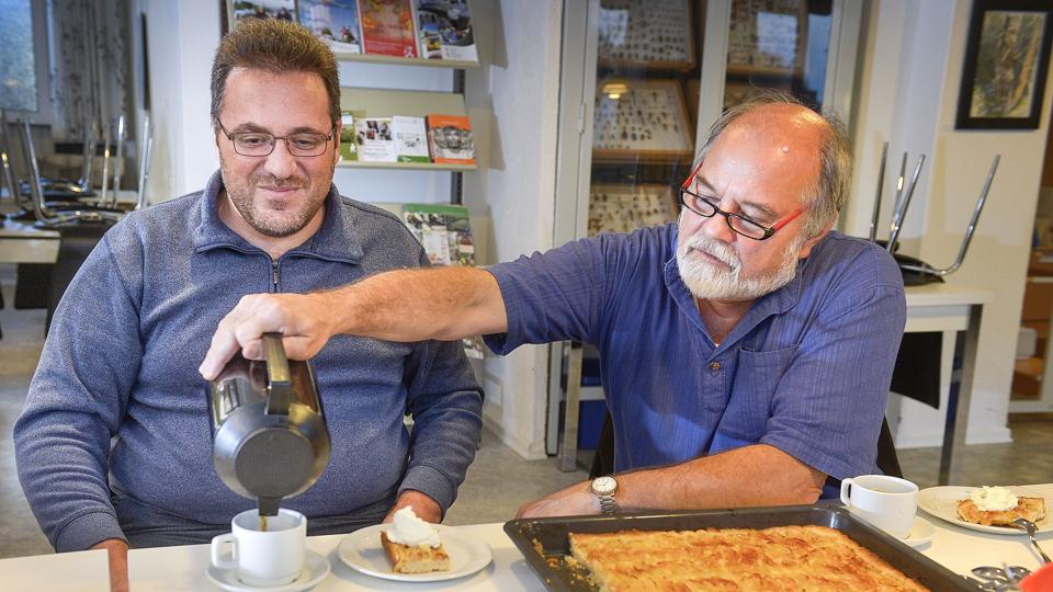 En gensidig interesse for at lære hinanden bedre at kende har lokket Walid Moustafa Addulhak og Henning Højen i medborgerhuset, hvor borgerforeningen byder på kaffe og en uformel snak.