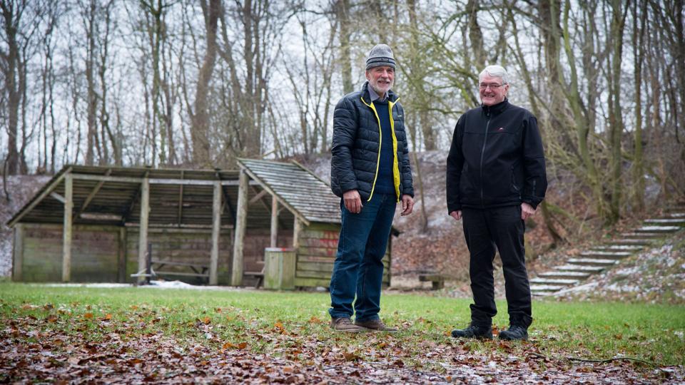 Formanden for Morslands Danske Samfund, Thorkild Møller, og formanden for Midtmors Sport, Carsten Sørensen, mødtes i går i Præstbroanlægget, inden de underskrev en samarbejdsaftale om, at Midtmors Sport fremover overtager driften af anlægget. Foto: Bo Lehm