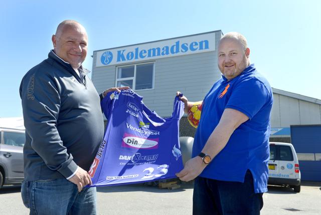 Vendsyssel Håndbold har sikret sig Kølemadsen som hovedsponsor. Tv. Jens Madsen fra Kølemadsen, og th. Jan Hansen, VH-direktør.Arkivfoto