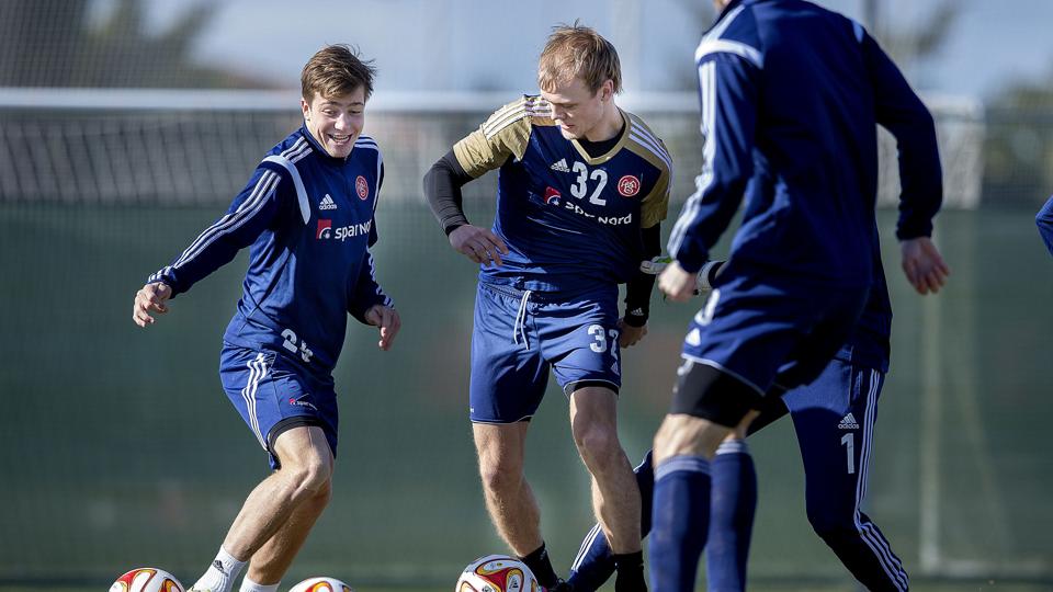 I efteråret spillede 19-årige Frederik Børsting (tv.) ni kampe i Superligaen for AaB, hvor han startede inde otte gange. ?I øjeblikket fører han kapløbet om startpladsen på højre kant, og det skyldes især hans defensive kvaliteter. <i>Lars Pauli</i>
