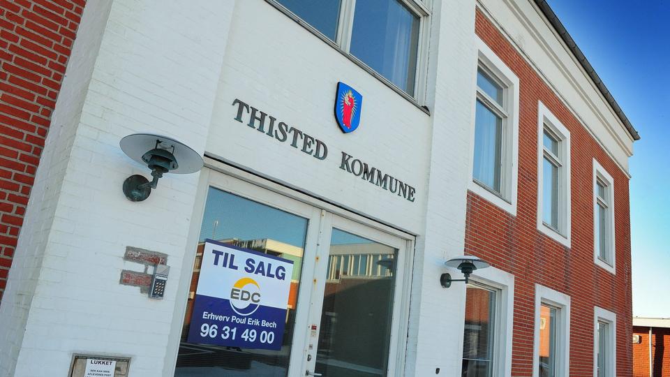 Hanstholm Rådhus har siden 2012 været til salg for næsten 20 mio. kr. Minimumsprisen på den store bygning har været helt nede på 5,5 mio. kr. Foto: Ole Iversen
