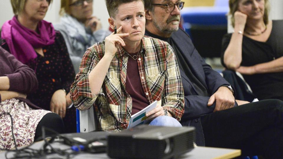 Psykolog og foredragsholder Dorthe Birkmose (i midten) gav forsamlingen sin version af den rå virkelighed i plejesektoren. Bag hende forstander Klavs Persson og pædagogisk konsulent fra Sødisbakke, Ann Frederiksen.