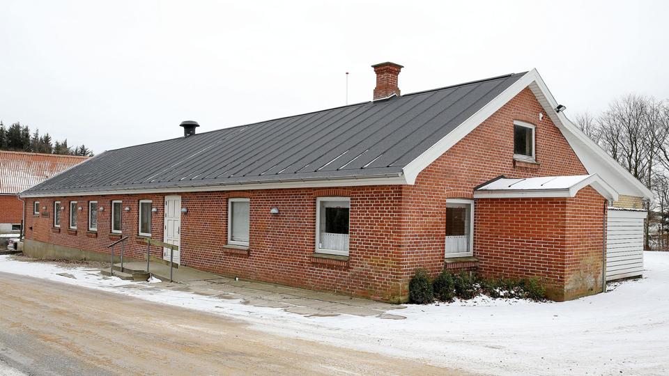 Bjergby Forsamlingshus fylder 130 år i år. Inden døre er der til gengæld kommet helt nye toner i form af et el-klaver i salen og en ny ovn i køkkenet. Foto: Ole Geerthsen