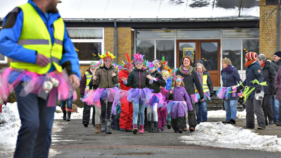 Eleverne fra Astrup Skole nær Hjørring gik fredag i sambaoptog gennem Astrup. ?Foto: Bent Bach <i>Bent Bach</i>