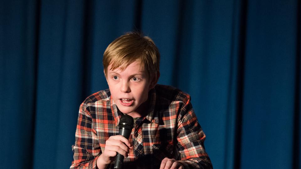6. årgang på Dueholmskolen leverede et forrygende stand-up show inden den årlige skolefest i aftes. Her er det Magnus Møgeltoft Mehl, der giver den gas på scenen. Foto: Bo Lehm