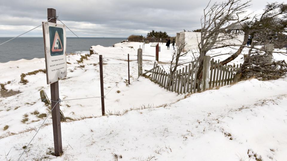 Nu er der lavet en åbning i indhegningen til kirken, så man sikkert kan passere forbi Mårup Kirke.Foto: Bente Poder