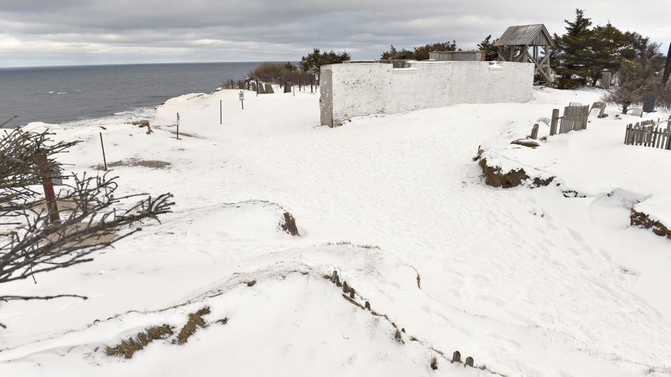 Resterne af Mårup Kirke som stadig kan ses lidt endnu på den oprindelige placering ved Lønstrup.Foto: Bente Poder