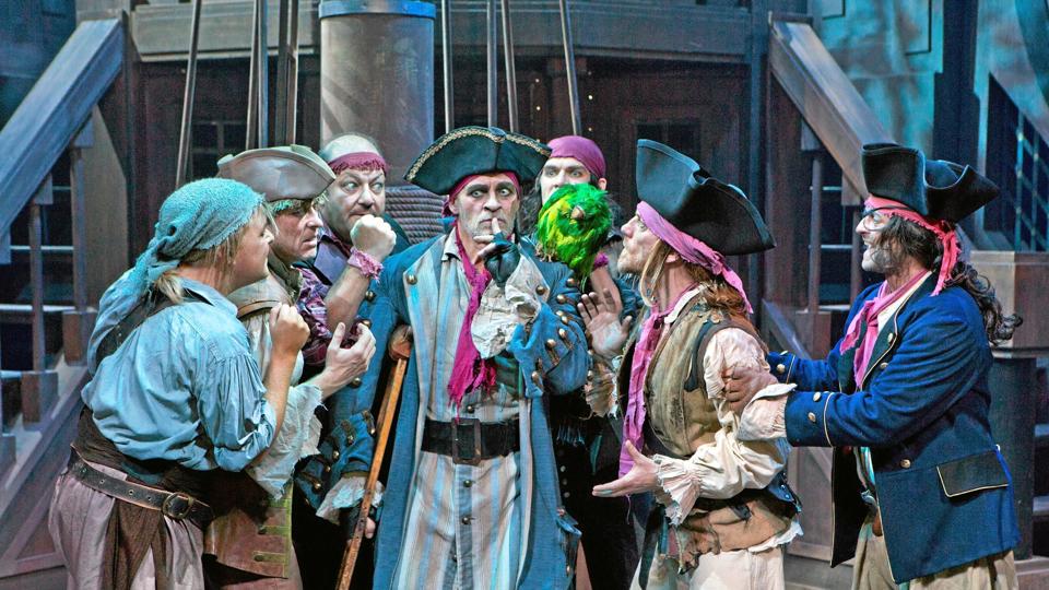 Skuespilleren Lars Bom har rollen som piraternes leder John Silver i Folketeatrets opsætning af Skatteøen. Familiemusicalen med musik af Sebastian kan opleves i Morsø Teater 15. februar. Foto: PR