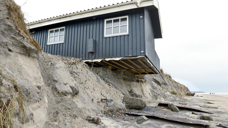 Grundejerne er stadig selv ansvarlige for at sikre kysten ved deres sommerhuse ved Nørlev Strand, der blev hårdt medtaget af den seneste storm. Arkivfoto: Bente Poder
