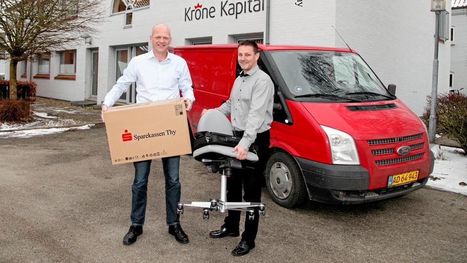 Erhvervsrådgiverne Sten Knudsen og Klaus Hedegaard havde onsdag 4. februar gang i indflytningen i Sparekassen Thys nye afdeling i Nykøbing. Foto: Privat