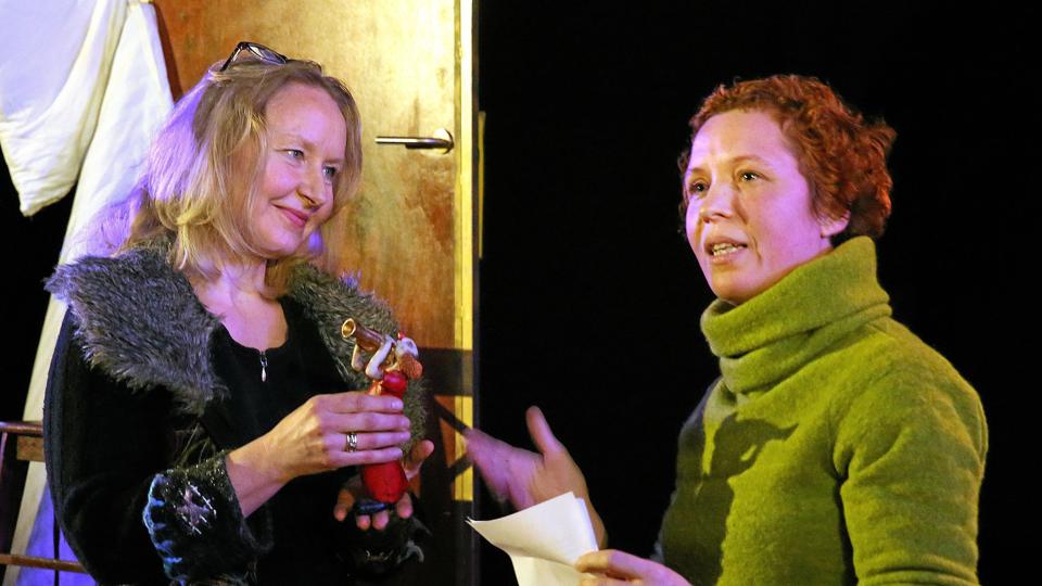 Sara Topsøe (th.) fra egnsteatret Carte Blanche i Viborg overrakte Merete Hegner prisen 2015 til Limfjordsteatrets leder Gitta Malling. Udover æren består prisen af en figur af en klovn. Foto: Ole Geerthsen