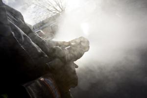 Ild skabte panik: Beboer hældte vand på brændende madolie