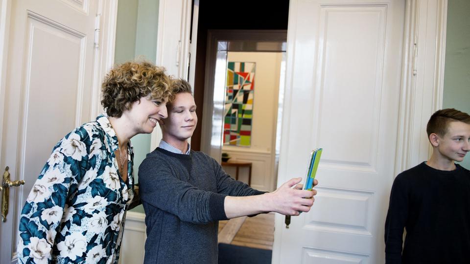 Matias Holm Christensen benyttede lejligheden til at få taget et billede af sig selv med undervisningsministeren. Foto: Liselotte Sabroe/Scanpix <i>Scanpix Denmark</i>