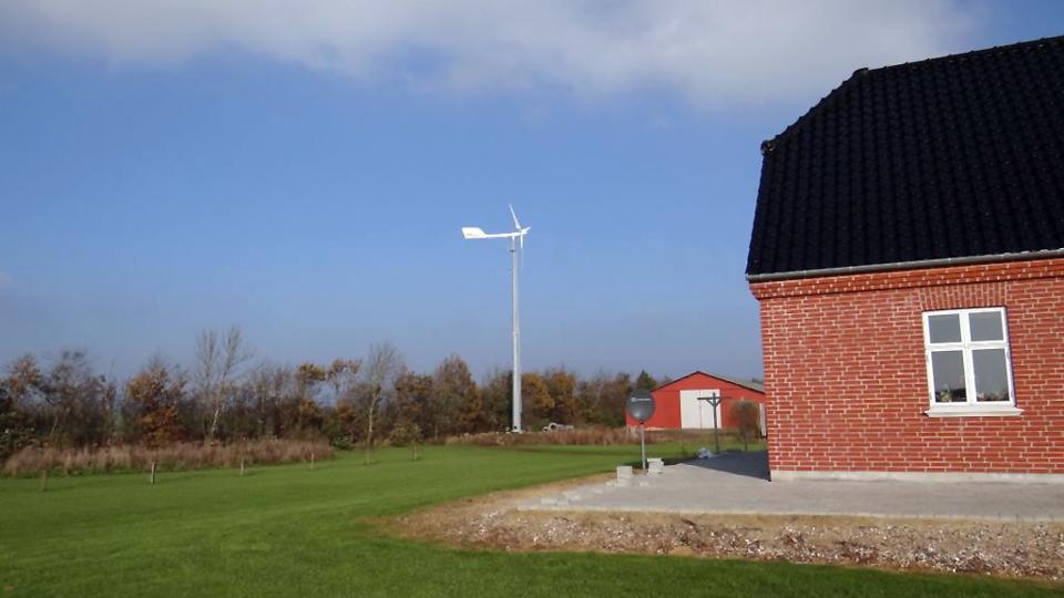 Thisted Kommune bliver mere restriktiv, når der skal sigers ja til husstandsvindmøller i områder med særlige landskabsudpegninger, og det kan være en anledning til også at stille krav til de små møllers udseende og typer, siger udvalgsformand. Arkivfoto