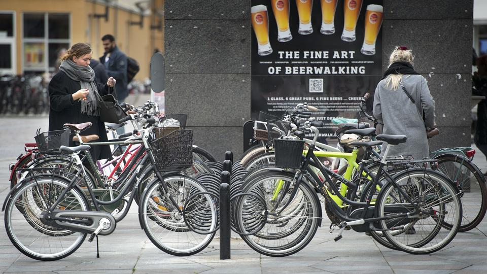 Antallet af parkerede cykler på Nytorv vidner om, at mange kunder vælger den nemme og hurtige transportform til indkøb i midtbyen. Arkivfoto: Thomas Vinther <i>Thomas Vinther</i>
