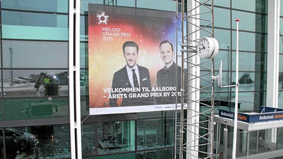 Dette års grandprix-værter tager elegant mod de flyrejsende i Aalborg Lufthavn op til Melodi Grand Prix 2015. Privatfoto