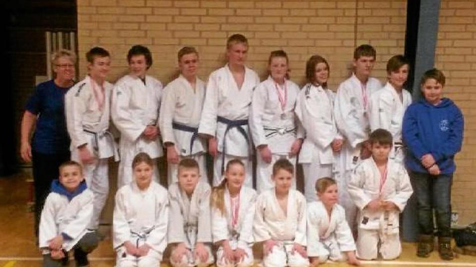 Træner Helle Kirketerp og judokæmperne fra Ørsø. Privatfoto