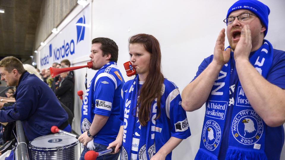 Søren Henriksen, yderst til højre, melder om stor fan-interesse for Mors-Thy Håndbold. Arkivfoto Michael Koch